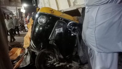 مصرع شخص وإصابة آخر في حادث تصادم تريلا مع توك توك بالصف