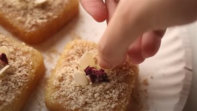 أحلى من الحلواني| طريقة عمل بسبوسة سهلة وهشة بـ 4 نكهات مختلفة