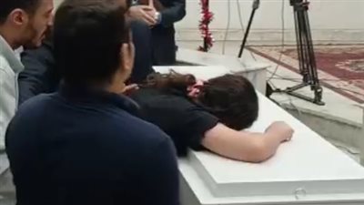 حاضنةً النعش.. انهيار شقيقة مينا موسي ضحية الوظيفة الوهمية خلال الصلاة عليه| بث مباشر 