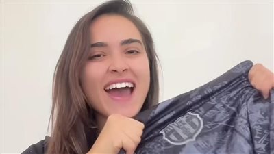 تركت منزلها في 5 دقائق.. لبنانية تحضر معها قميص برشلونة أثناء نزوحها