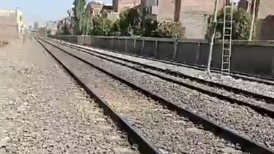 كان راجع من فرح.. مصرع شاب أسفل عجلات القطار بالمنيا| بث مباشر 