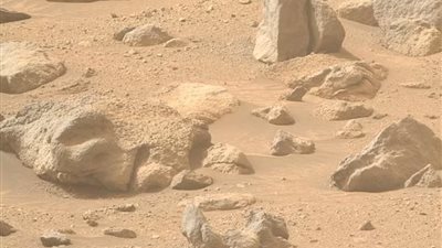 ناسا تكتشف صخرة بملامح وجه بشري على كوكب المريخ.. ما القصة؟ 