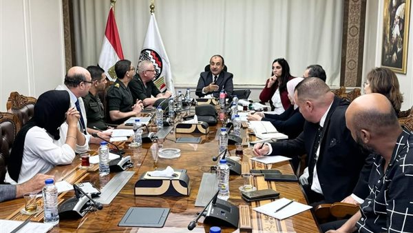 جانب من متابعة المستجدات