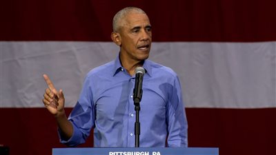 أوباما يسخر من ترامب بعد إطلاق منصة لبيع الكتاب المقدس.. ويزعم: اسمه موجود في إنجيل متى ولوقا