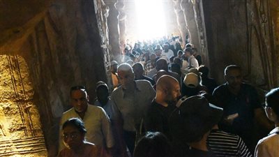 استعدادًا للاحتفال بتعامد الشمس.. محافظ أسوان يشارك 4 آلاف سائح جولتهم بمعبدي رمسيس الثاني