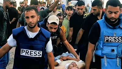 أصيب بالشلل ومحتاج علاج بالخارج.. الصحفي أنس الشريف يكشف التطورات الصحية لزميله فادي الوحيدي |خاص