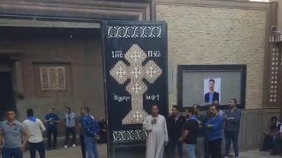 الحزن يخيم على الجميع.. المئات ينتظرون جثمان ممرض المنيا مينا موسى استعدادا لدفنه بمسقط رأسه| بث مباشر 