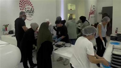 عياداتهم تحولت إلى مطبخ.. أطباء لبنانيون يُحضرون وجبات طعام للنازحين داخل عيادة 