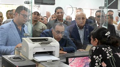 رئيس الوزراء يتفقد مجمع الخدمات الحكومية بإسنا.. ويجري حوارا مع المواطنين والموظفين 