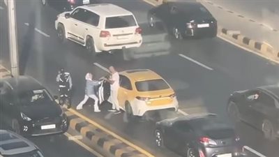 ركلته وخلعت لوحة السيارة.. مقطع فتاة أردنية تتعدى على سائق تاكسي يثير الجدل