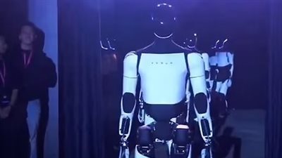 سعرها 30 ألف دولار.. إيلون ماسك يعلن عن دفعة روبوتات يمكنها رعاية الأطفال والقيام بأعمال المنزل 