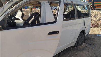 معظمهم سيدات.. إصابة 7 أشخاص إثر انقلاب ميكروباص على صحراوي قنا | صور