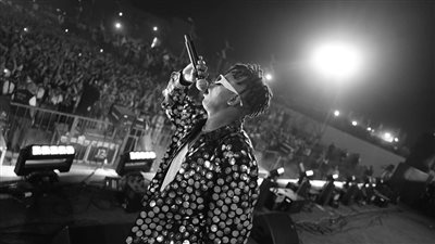 بأداء هوليوودي.. لقطات من حفل أوكا بمدينة الرحاب