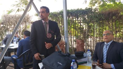 وصول فرد الأمن المعتدى عليه من إمام عاشور لحضور جلسة المحاكمة