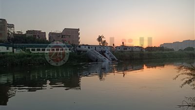 وصول محافظ المنيا إلى مكان وقوع حادث تصادم قطارين بالقرب من قرية ماقوسة 