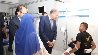 محافظ المنيا يزور مصابي حادث تصادم قطار بجرار في ماقوسة ويطمئن على حالتهم الصحية