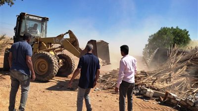 بالتزامن مع خناقة قيادات سوهاج.. مواطنون يعتدون على رئيس مجلس العسيرات خلال حملة إزالة تعديات