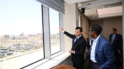 وزير الرياضة يستقبل سكرتير كاف لبحث مستجدات المقر الجديد بالعاصمة 