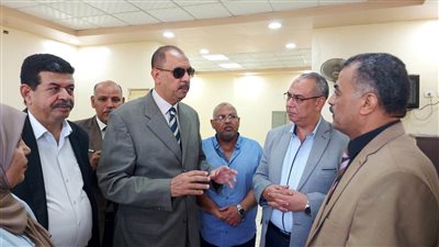 خصم وجزاءات.. محافظ سوهاج يفاجئ مديرية التربية والتعليم ويتابع سير العمل بالإدارات المختلفة