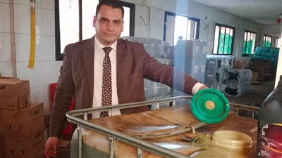 ضبط 36 طن زيوت سيارات مغشوشة ومقلدة داخل مخزن في الجيزة
