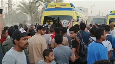 لحظة استخراج جثمان أحد ضحايا قطار المنيا بعد سقوط عربتين في ترعة الإبراهيمية| فيديو