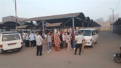 محافظ كفر الشيخ يتابع حركة النقل بالمواقف العمومية لمواجهة تكدس طلاب الجامعة