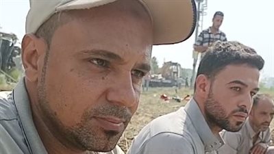 خال أحد ضحايا حادث قطاري المنيا ينتظر انتشال جثمانه: عاوز أدفنه عشان أرتاح | بث مباشر