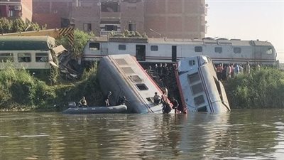 انتشال جثمان ثالث ضحايا حادث قطاري المنيا بعد 12 ساعة بحث | بث مباشر