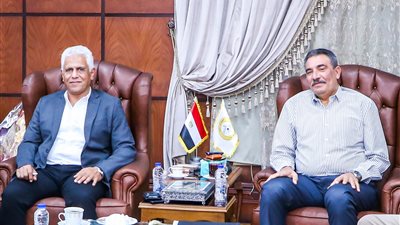 رئيس ميناء دمياط يبحث تنمية التعاون المشترك مع الشركة المصرية للمناطق اللوجستية 