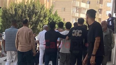 عامل وسائق وبائع.. وصول المتهمين بسرقة 1100 تابلت من وزارة التعليم إلى المحكمة