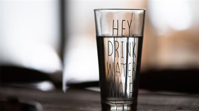 ما هو تأثير شرب الماء الدافئ على معدة فارغة؟ 