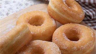 خفيفة جدًا.. طريقة عمل الدونات الهشة بدون بيض والسر في النشا
