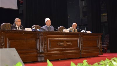 رئيس جامعة القاهرة يوجه بتكثيف اللقاءات الفكرية بين الطلاب وكبار المفكرين لتوسيع آفاق المعرفة 