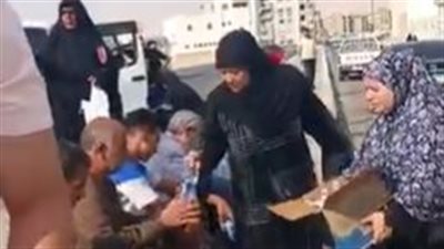 سيدات بالسويس يقدمن وجبات لأسر مصابي حادث الجلالة.. وإحداهن: عندي شقتين هستضيف فيهم الأهالي|بث مباشر 