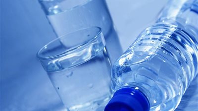 أسباب التبول بعد شرب الماء بدقائق.. دلالة على صحة الكلى