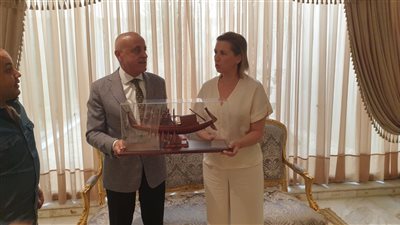 رئيسة وزراء الدنمارك تغادر الأقصر بعد انتهاء ثاني رحلاتها.. والمحافظ يهديها مركب الشمس