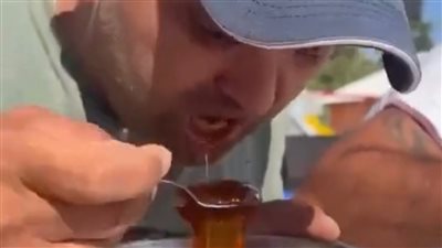خلص كيلو عسل في 30 ثانية.. مقطع فيديو لمواطن تركي يثير الجدل على مواقع التواصل