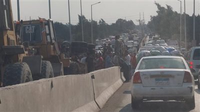 شلل مروري على طريق طنطا المحلة بسبب انقلاب مقطورة محملة بـ كونتينر 