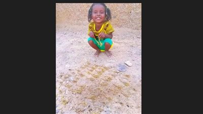 صورة لصغيرة محاطة بالعقارب تثير ضجة على مواقع التواصل الاجتماعي