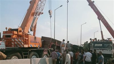 عودة الحركة المرورية على طريق طنطا - المحلة بعد انقلاب مقطورة تحمل كونتينر