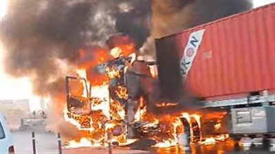 اشتعال النيران في سيارة تريلا على الطريق الإقليمي بالقرب من كارتة بنها| صور