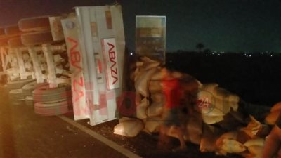 رفع آثار انقلاب سيارة نقل ثقيل على الطريق الإقليمي بالمنوفية| صور