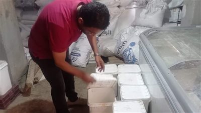 ضبط مصنع أغذية دون ترخيص وتحرير محاضر لمخالفات الاشتراطات الصحية ببني سويف 