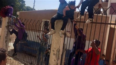 تلاميذ يقفزون من أعلى سور مدرسة ابتدائية بقنا.. وأولياء الأمور: أولادنا في خطر| صور