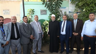رئيس جامعة الأزهر يزور قبر الحاج صلاح عطية مؤسس فرع تفهنا الأشراف بالدقهلية