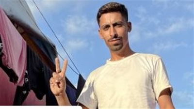 بعد بتر ساقه بسبب القصف.. فلسطيني يصنع طرفًا صناعيًا من أدوات بسيطة 