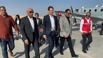 محافظ شمال سيناء يستقبل وزير الدولة البريطاني للشرق الأوسط في مطار العريش
