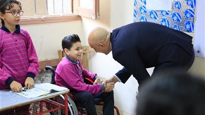 وزير التعليم يخصص عاملًا لمرافقة طالب من ذوي الاحتياجات الخاصة بالجيزة