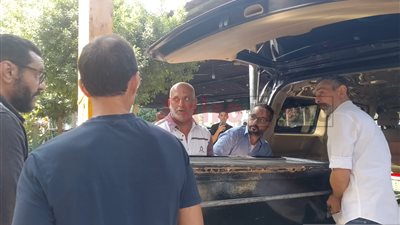 موت الأب بيكسر.. مصطفى هريدي يحمل نعش والده لحظة وصول الجثمان مسجد مصطفى محمود لصلاة الجنازة عليه |صور