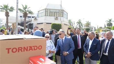 محافظ الإسماعلية يسلم 40 جهازًا كهربائيًّا لـ 10عرائس من أبناء المحافظة 